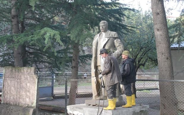 В Грузии со скандалом снесли памятник Сталину В Грузии со скандалом снесли памятник Сталину
