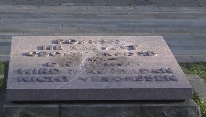 Берлинский памятник советским воинам-освободителям осквернен неизвестными вандалами Берлинский памятник советским воинам-освободителям осквернен неизвестными вандалами