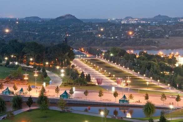 В Донецке состоялась закладка Аллеи народного единства В Донецке состоялась закладка Аллеи народного единства