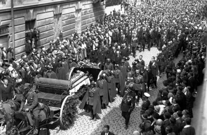 «Атентат» в переводе на польский «Атентат» в переводе на польский