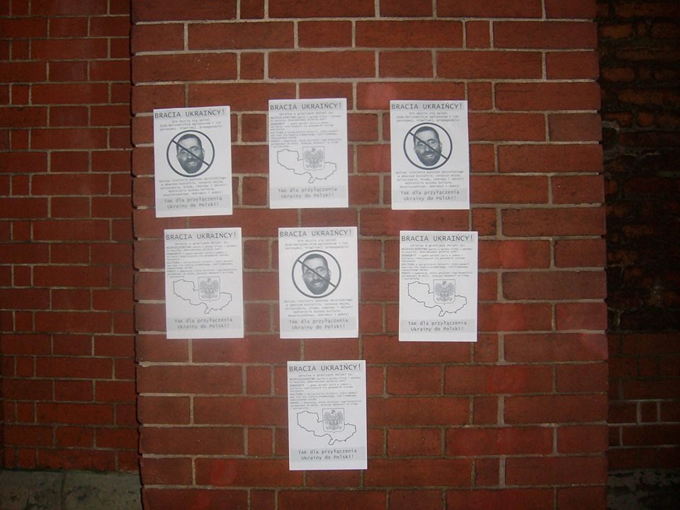 Ультраправые обклеили униатскую церковь в Гданське листовками с призывом присоединить Украину к Польше Ультраправые обклеили униатскую церковь в Гданське листовками с призывом присоединить Украину к Польше