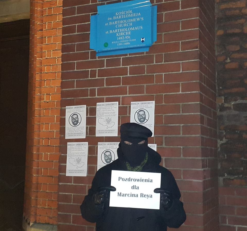 Ультраправые обклеили униатскую церковь в Гданське листовками с призывом присоединить Украину к Польше Ультраправые обклеили униатскую церковь в Гданське листовками с призывом присоединить Украину к Польше