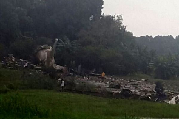 Рухнувший Ан-12 упал на рыбаков Рухнувший Ан-12 упал на рыбаков