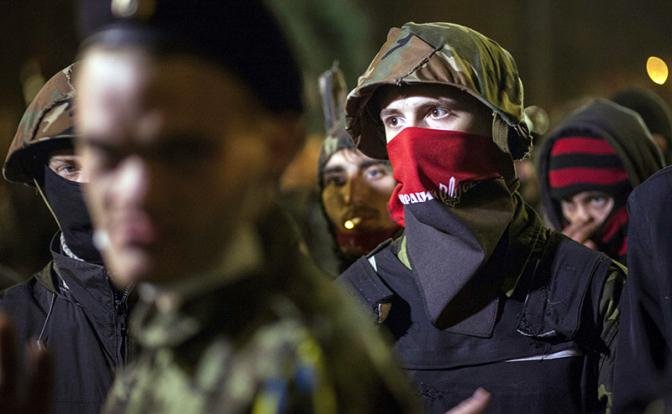 Конфуз: в Днепропетровске бойкотировать российские товары вышли три националиста в балаклавах Конфуз: в Днепропетровске бойкотировать российские товары вышли три националиста в балаклавах