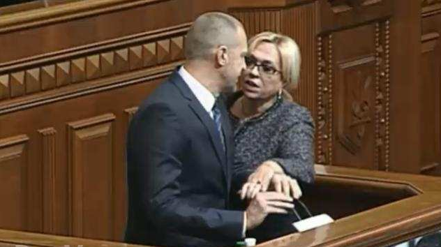 Подробности «бутылочного нападения» в Верховной Раде Подробности «бутылочного нападения» в Верховной Раде