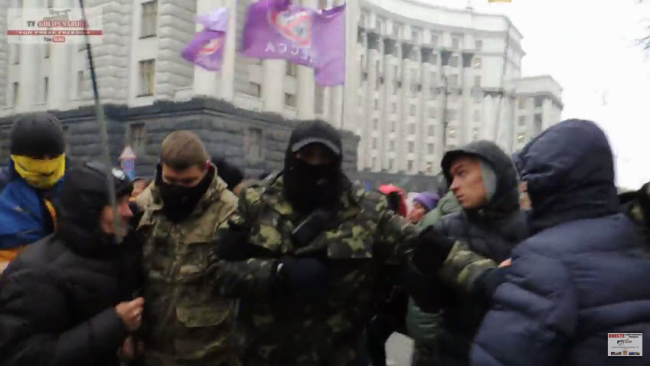 В Киеве на "Финансовый Майдан" напали "провластные" титушки В Киеве на "Финансовый Майдан" напали "провластные" титушки