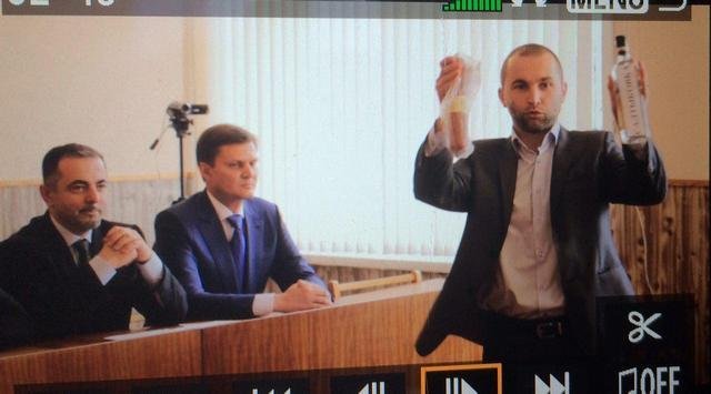 В Херсоне депутат избил коллегу колбасой В Херсоне депутат избил коллегу колбасой