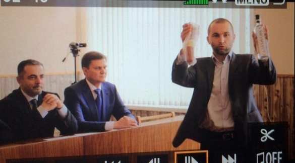 В Херсоне депутат избил коллегу колбасой В Херсоне депутат избил коллегу колбасой