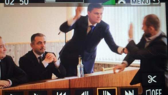 В Херсоне депутат избил коллегу колбасой В Херсоне депутат избил коллегу колбасой