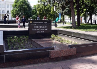 В Чернигове националисты воюют с могилами советских партизан времен ВОВ В Чернигове националисты воюют с могилами советских партизан времен ВОВ