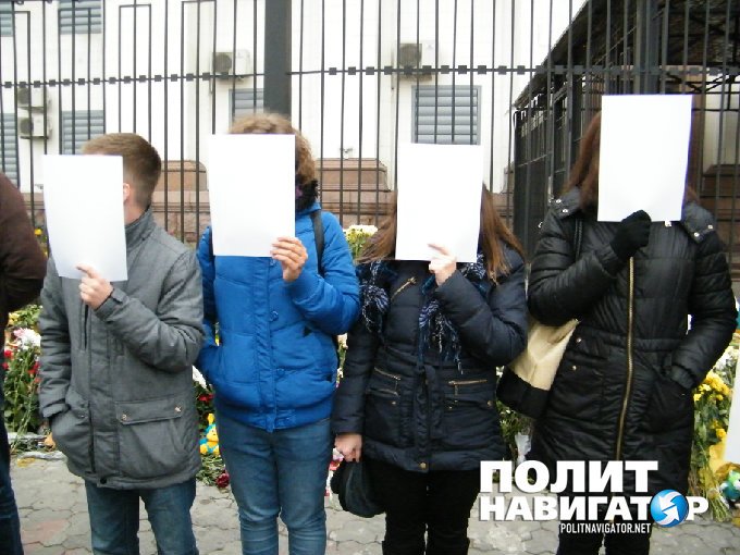 Россия, геть из Крыма! — пикет Чубарова у посольства России в Киеве Россия, геть из Крыма! — пикет Чубарова у посольства России в Киеве