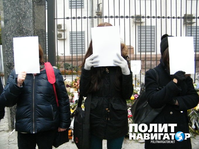 Россия, геть из Крыма! — пикет Чубарова у посольства России в Киеве Россия, геть из Крыма! — пикет Чубарова у посольства России в Киеве