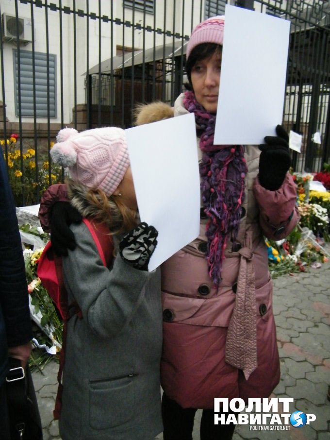 Россия, геть из Крыма! — пикет Чубарова у посольства России в Киеве Россия, геть из Крыма! — пикет Чубарова у посольства России в Киеве