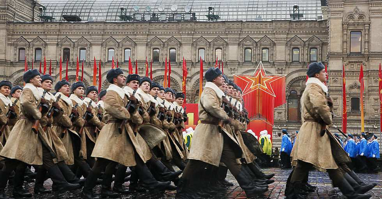 Торжественный марш в честь 74-ой годовщины парада 7 ноября 1941 года. Торжественный марш в честь 74-ой годовщины парада 7 ноября 1941 года.