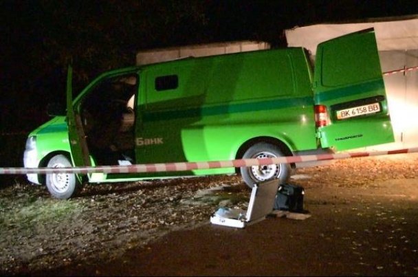 В Киеве с автоматом напали на инкассаторов банка Коломойского В Киеве с автоматом напали на инкассаторов банка Коломойского