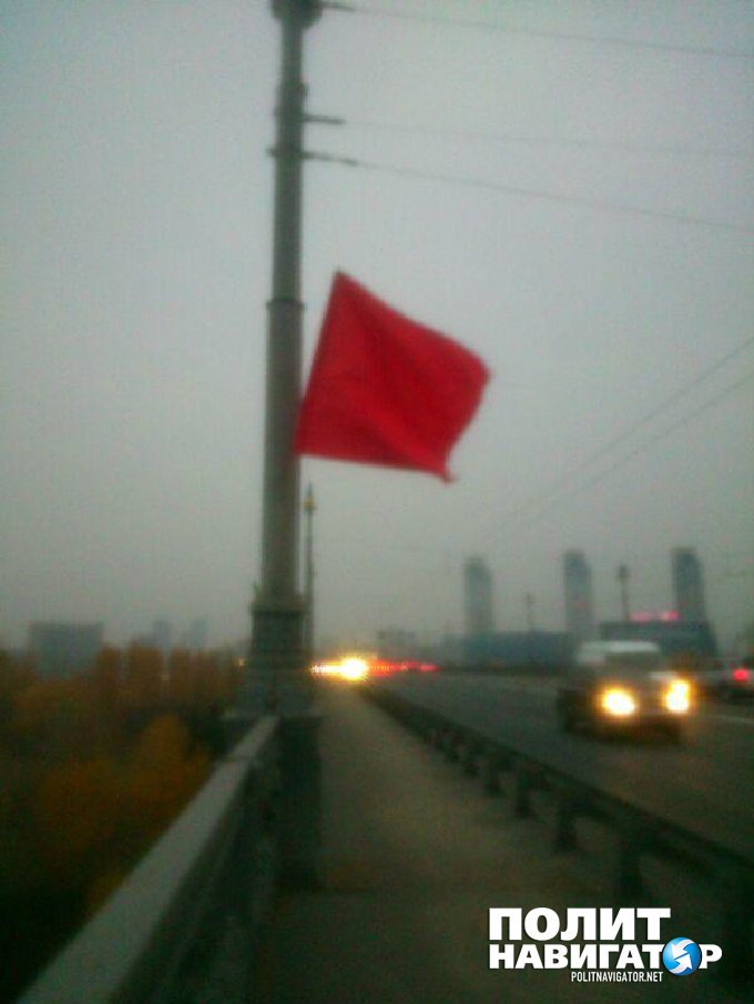 Вопреки запрету: В Киеве 7 ноября появились красные флаги и портреты Ленина Вопреки запрету: В Киеве 7 ноября появились красные флаги и портреты Ленина