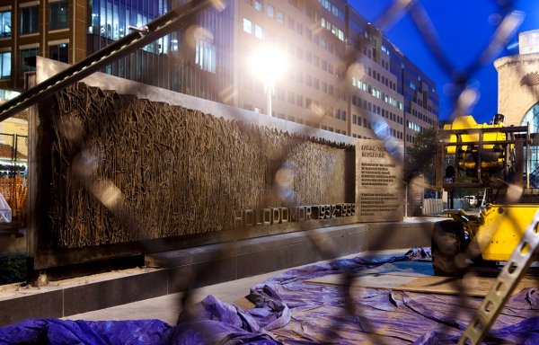 В США открыли монумент памяти жертв голодомора на Украине В США открыли монумент памяти жертв голодомора на Украине