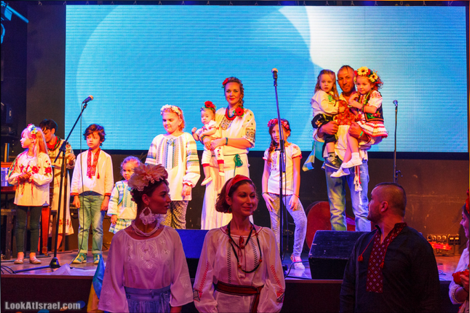 В Израиле устроили фестиваль вышиванок и собирали деньги для украинской армии В Израиле устроили фестиваль вышиванок и собирали деньги для украинской армии