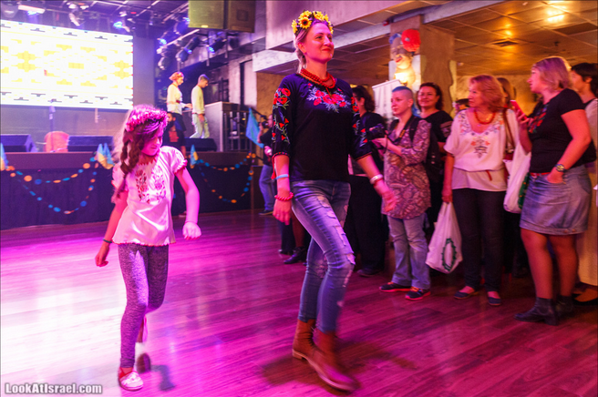 В Израиле устроили фестиваль вышиванок и собирали деньги для украинской армии В Израиле устроили фестиваль вышиванок и собирали деньги для украинской армии