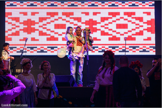 В Израиле устроили фестиваль вышиванок и собирали деньги для украинской армии В Израиле устроили фестиваль вышиванок и собирали деньги для украинской армии