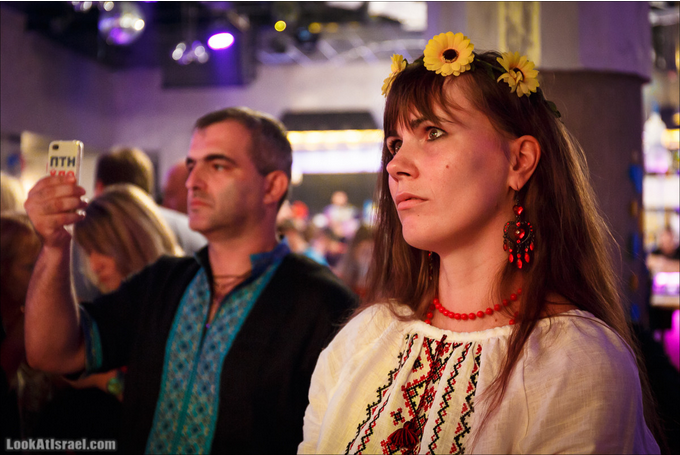 В Израиле устроили фестиваль вышиванок и собирали деньги для украинской армии В Израиле устроили фестиваль вышиванок и собирали деньги для украинской армии