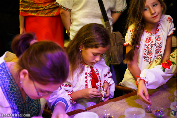 В Израиле устроили фестиваль вышиванок и собирали деньги для украинской армии В Израиле устроили фестиваль вышиванок и собирали деньги для украинской армии