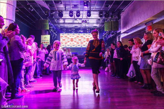 В Израиле устроили фестиваль вышиванок и собирали деньги для украинской армии В Израиле устроили фестиваль вышиванок и собирали деньги для украинской армии