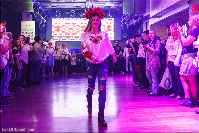 В Израиле устроили фестиваль вышиванок и собирали деньги для украинской армии В Израиле устроили фестиваль вышиванок и собирали деньги для украинской армии