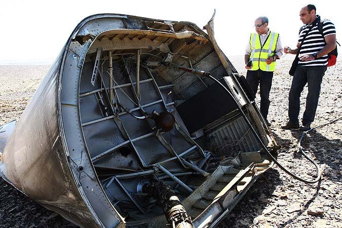 Дыры в хвосте самолета пробил выброшенный взрывом багаж