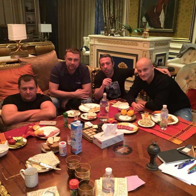 Умиравший в суде Корбан дома сразу же бросился к рюмке и сигарете Умиравший в суде Корбан дома сразу же бросился к рюмке и сигарете