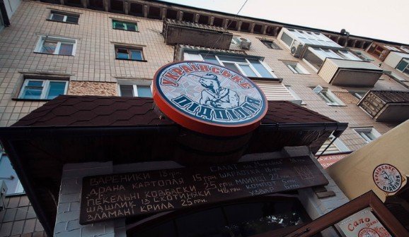 В черниговском кафе едва не дошло до драки: посетители отказались слушать Тимати, «потому что он за Путина» В черниговском кафе едва не дошло до драки: посетители отказались слушать Тимати, «потому что он за Путина»