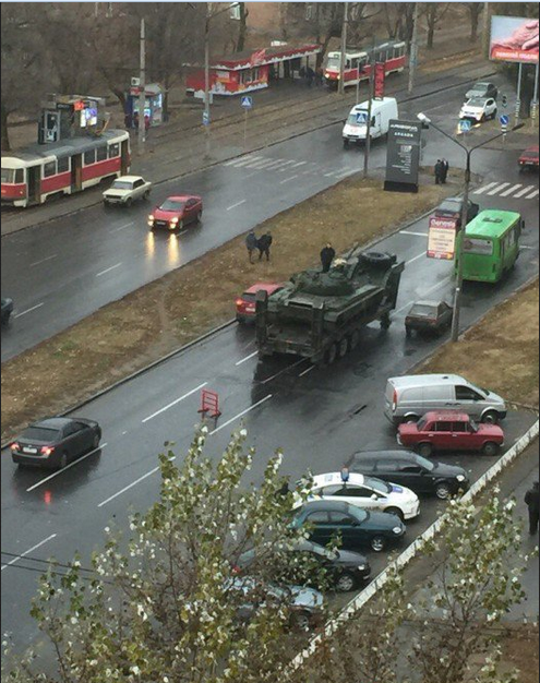 В Харькове посреди дороги стоит забытый танк В Харькове посреди дороги стоит забытый танк