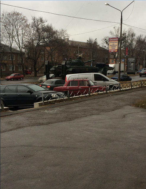 В Харькове посреди дороги стоит забытый танк В Харькове посреди дороги стоит забытый танк