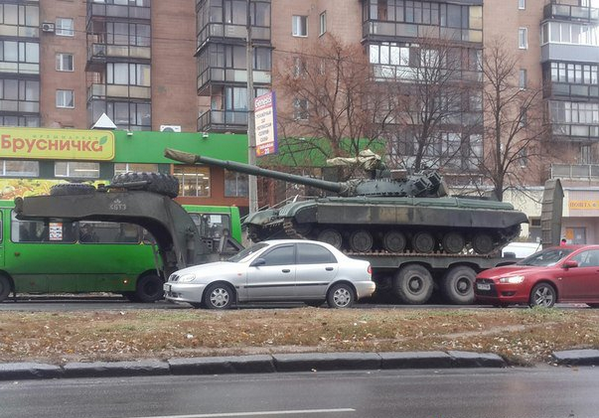 В Харькове посреди дороги стоит забытый танк В Харькове посреди дороги стоит забытый танк