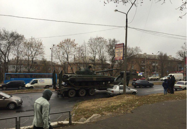 В Харькове посреди дороги стоит забытый танк В Харькове посреди дороги стоит забытый танк
