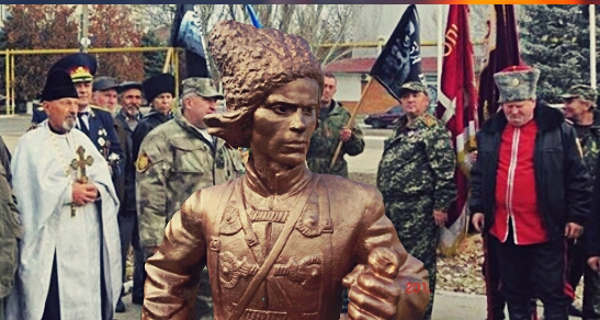 День рождения Нестора Махно в Гуляй-Поле превратили в театр абсурда — с ряжеными казаками, вышиванками и «воинами АТО» День рождения Нестора Махно в Гуляй-Поле превратили в театр абсурда — с ряжеными казаками, вышиванками и «воинами АТО»