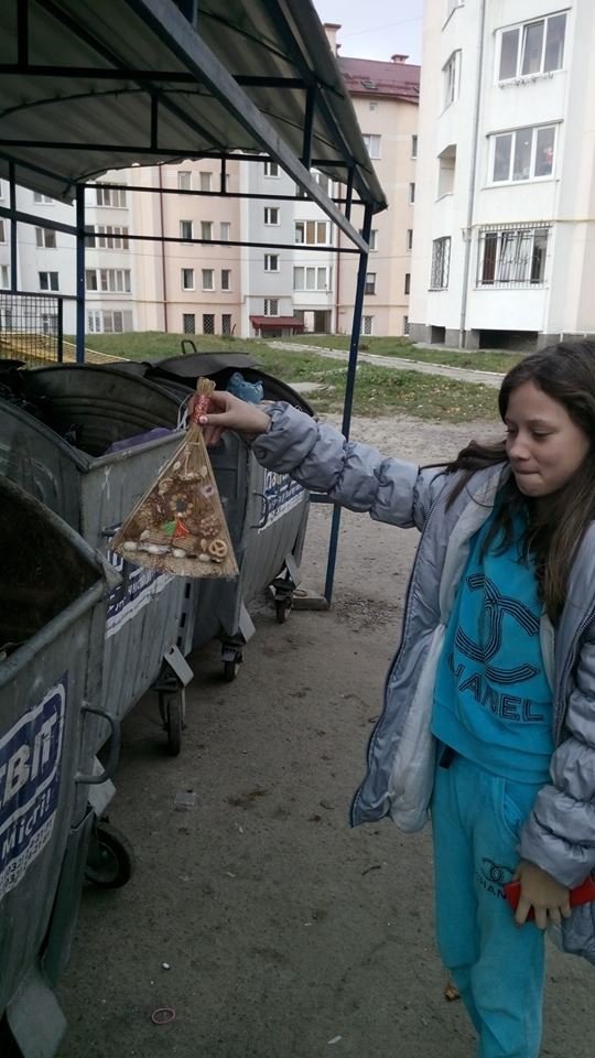 День рождения Нестора Махно в Гуляй-Поле превратили в театр абсурда — с ряжеными казаками, вышиванками и «воинами АТО» День рождения Нестора Махно в Гуляй-Поле превратили в театр абсурда — с ряжеными казаками, вышиванками и «воинами АТО»