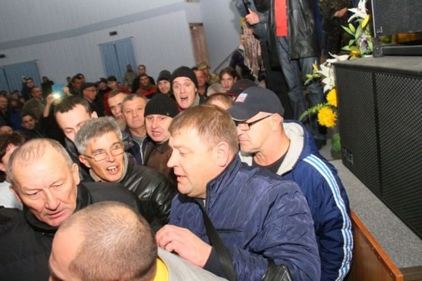 В Мелитополе работа нового горсовета началась с крупной драки В Мелитополе работа нового горсовета началась с крупной драки