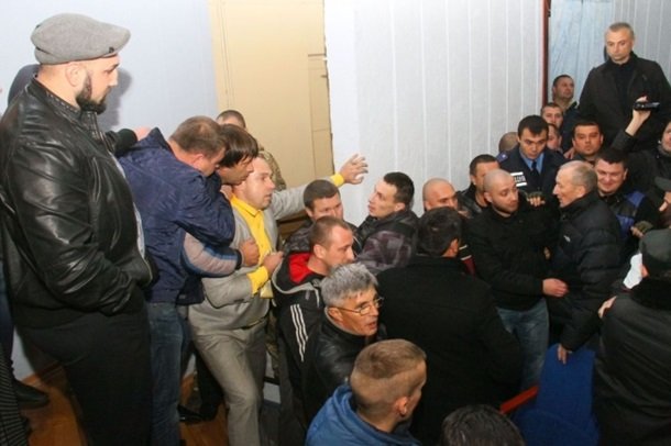 В Мелитополе работа нового горсовета началась с крупной драки В Мелитополе работа нового горсовета началась с крупной драки