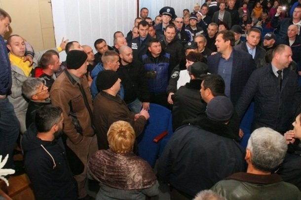 В Мелитополе работа нового горсовета началась с крупной драки В Мелитополе работа нового горсовета началась с крупной драки