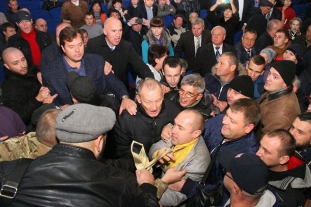 В Мелитополе работа нового горсовета началась с крупной драки В Мелитополе работа нового горсовета началась с крупной драки