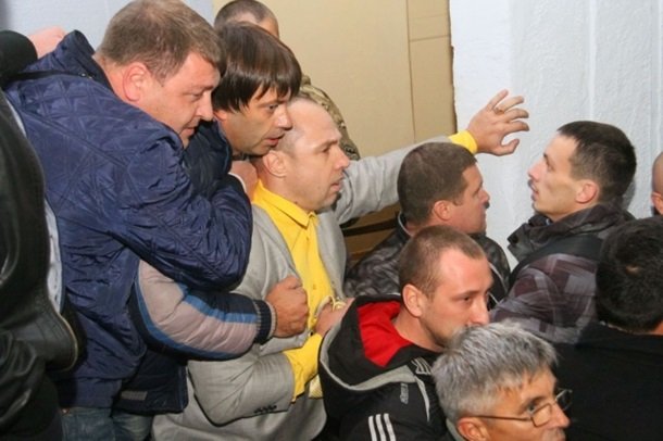 В Мелитополе работа нового горсовета началась с крупной драки В Мелитополе работа нового горсовета началась с крупной драки