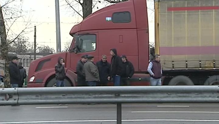 Дальнобойщики по всей России протестуют против платы за проезд по федеральным трассам Дальнобойщики по всей России протестуют против платы за проезд по федеральным трассам
