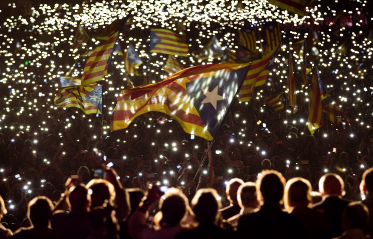 КС Испании заморозил резолюцию о независимости Каталонии