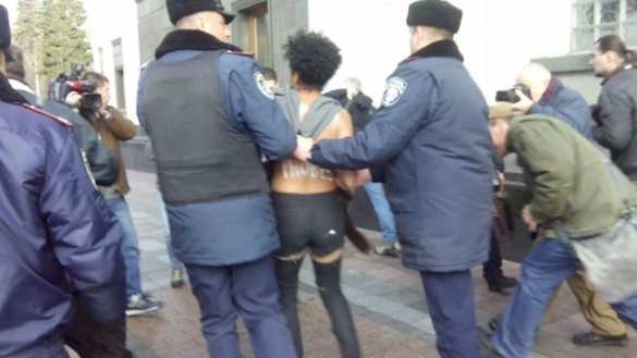 Эксгибиционизм против гомофобии: Активистки Femen разделись под Радой