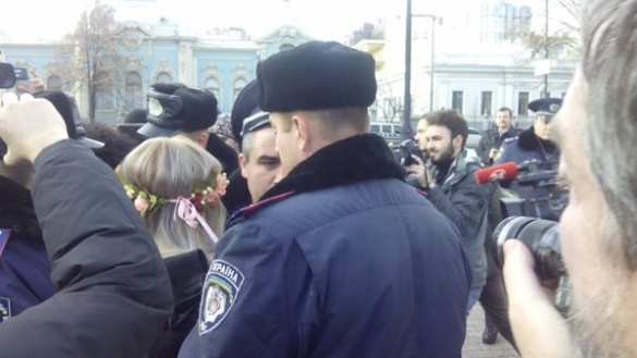 Эксгибиционизм против гомофобии: Активистки Femen разделись под Радой