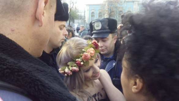 Эксгибиционизм против гомофобии: Активистки Femen разделись под Радой
