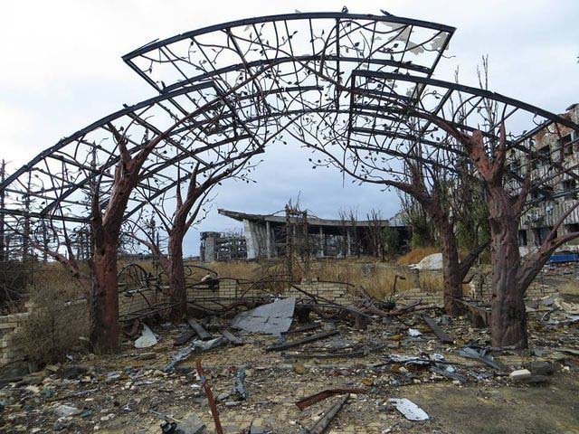 Коммунальщики вывезли из аэропорта уцелевшую кованую беседку, чтобы установить ее в парке Донецка Коммунальщики вывезли из аэропорта уцелевшую кованую беседку, чтобы установить ее в парке Донецка