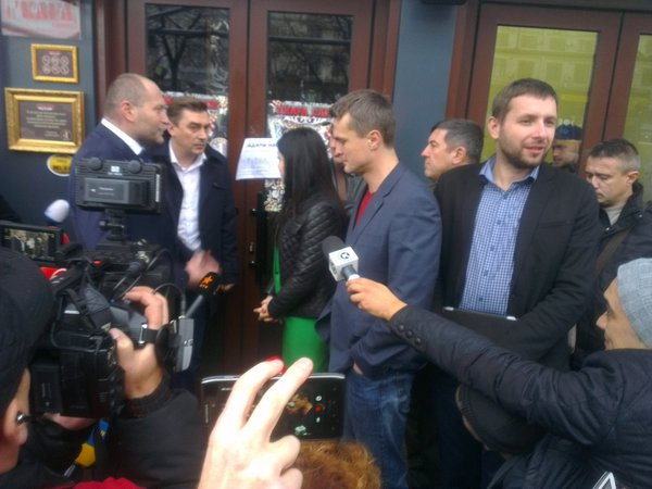 Очередная «зрада»: Парасюк с Бляхером - против кафе в Доме профсоюзов, где сгорели боевики Майдана Очередная «зрада»: Парасюк с Бляхером - против кафе в Доме профсоюзов, где сгорели боевики Майдана