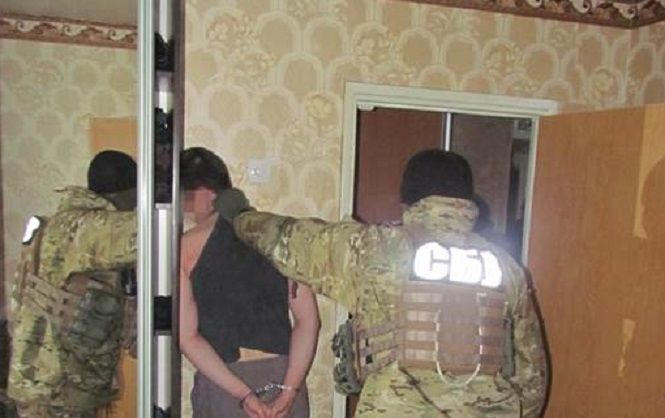 Спектакль дрянь, актёры шо попало! В Запорожье спецслужбы взяли штурмом квартиру украинца за «антиукраинский контент в соцсетях» Спектакль дрянь, актёры шо попало! В Запорожье спецслужбы взяли штурмом квартиру украинца за «антиукраинский контент в соцсетях»